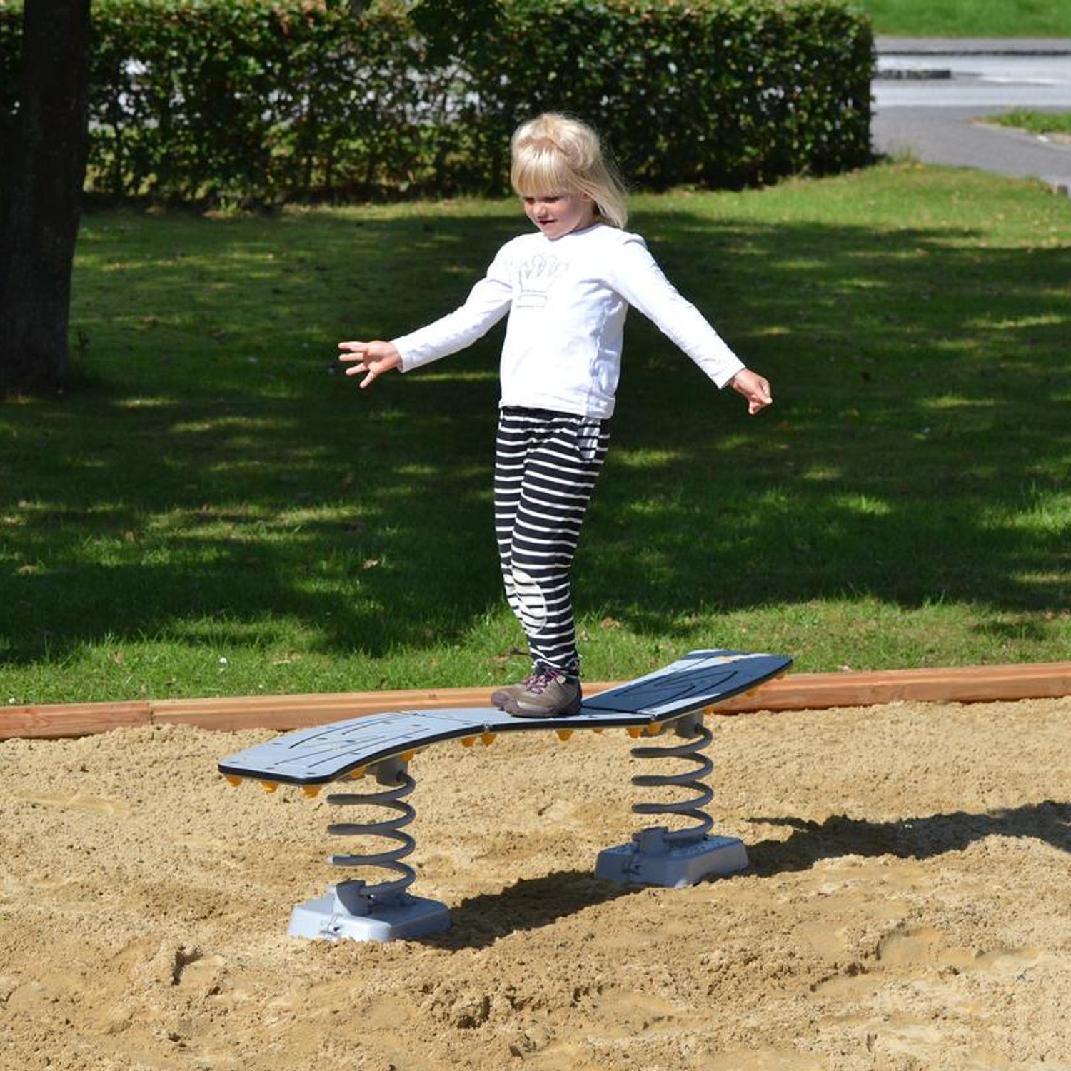 Balance beam on steel springs